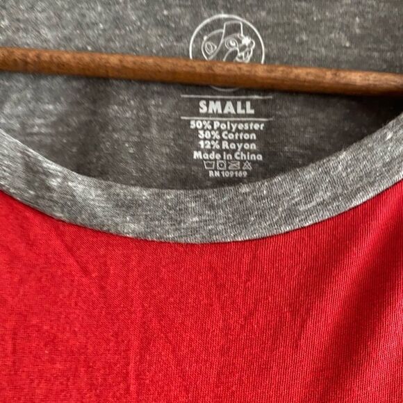 Buc-ee’s NWT Women Varsity Crop Top Gray Red Short Sleeve T-shirt size Small - Picture 4 of 6